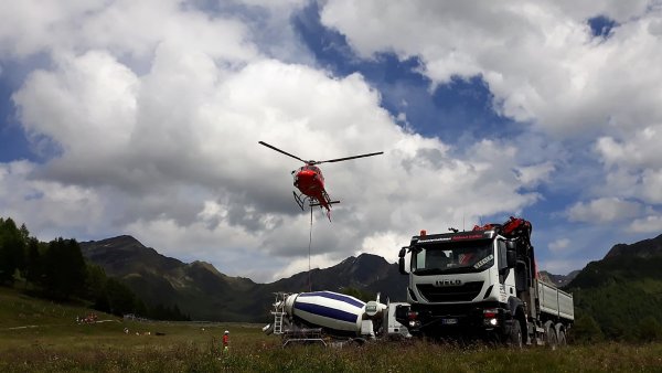 Schneebergalm, Gemeinde Moos in Passeier: Antransport von Baumaterial mittels Hubschrauber
