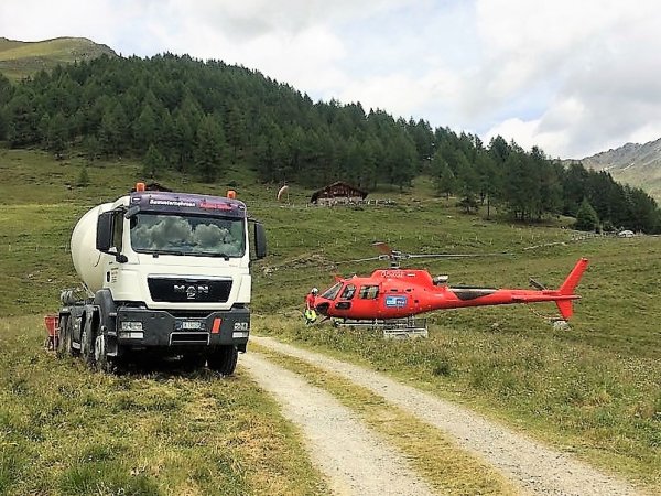 Schneebergalm, Gemeinde Moos in Passeier: Antransport von Baumaterial mittels Hubschrauber