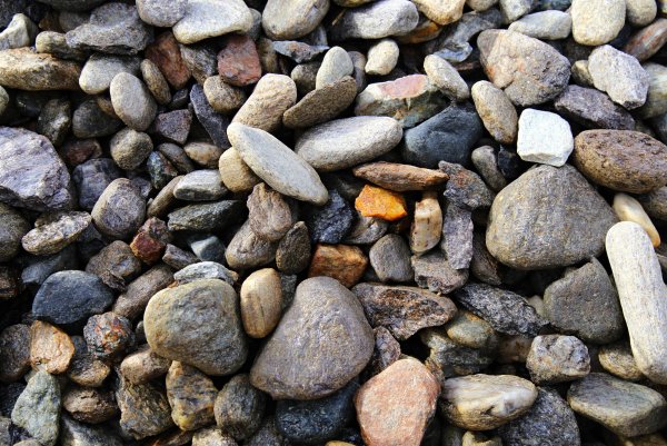 Steine in verschiedener Größe und Farbe